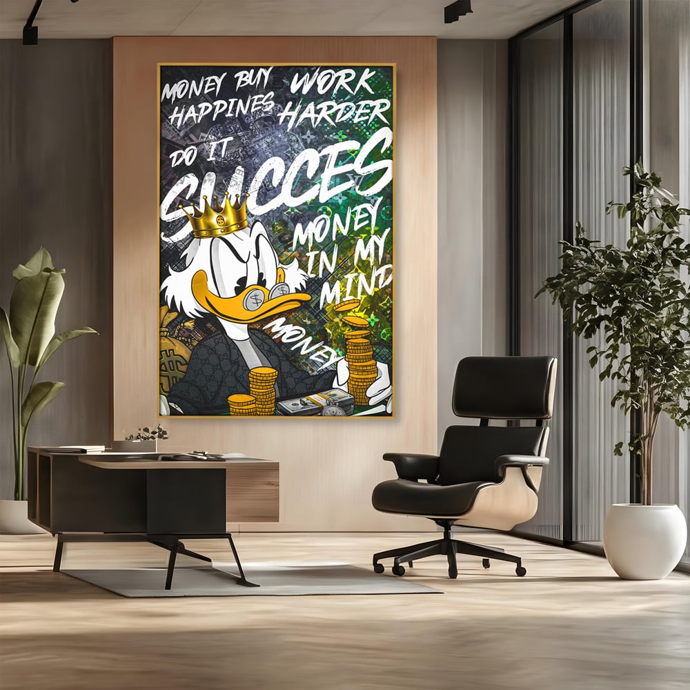 Tablou canvas cu tablou canvas cu rata stilizata si bani, in rama de aluminiu auriu, pe perete intr-un birou
